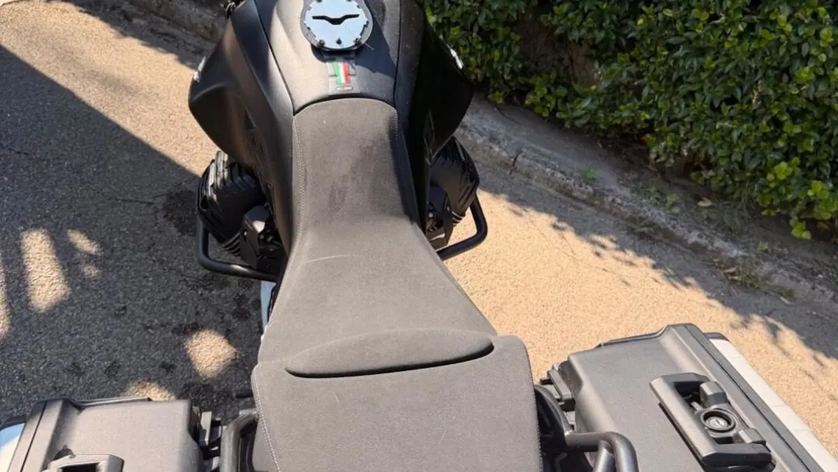 Moto Guzzi V85 TT Centenario (2021 - 22)  (4)