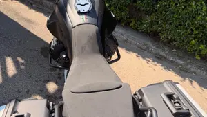 Moto Guzzi V85 TT Centenario (2021 - 22)  (4)