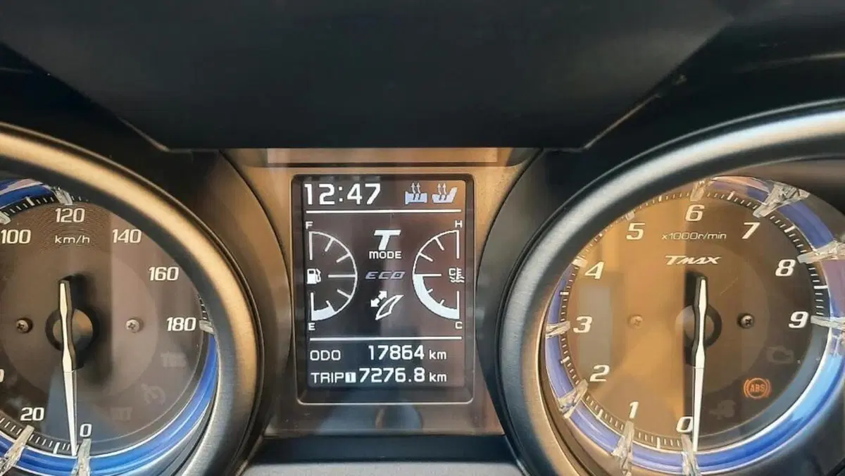 Yamaha T-Max 560 Tech Max (2021)  (2)
