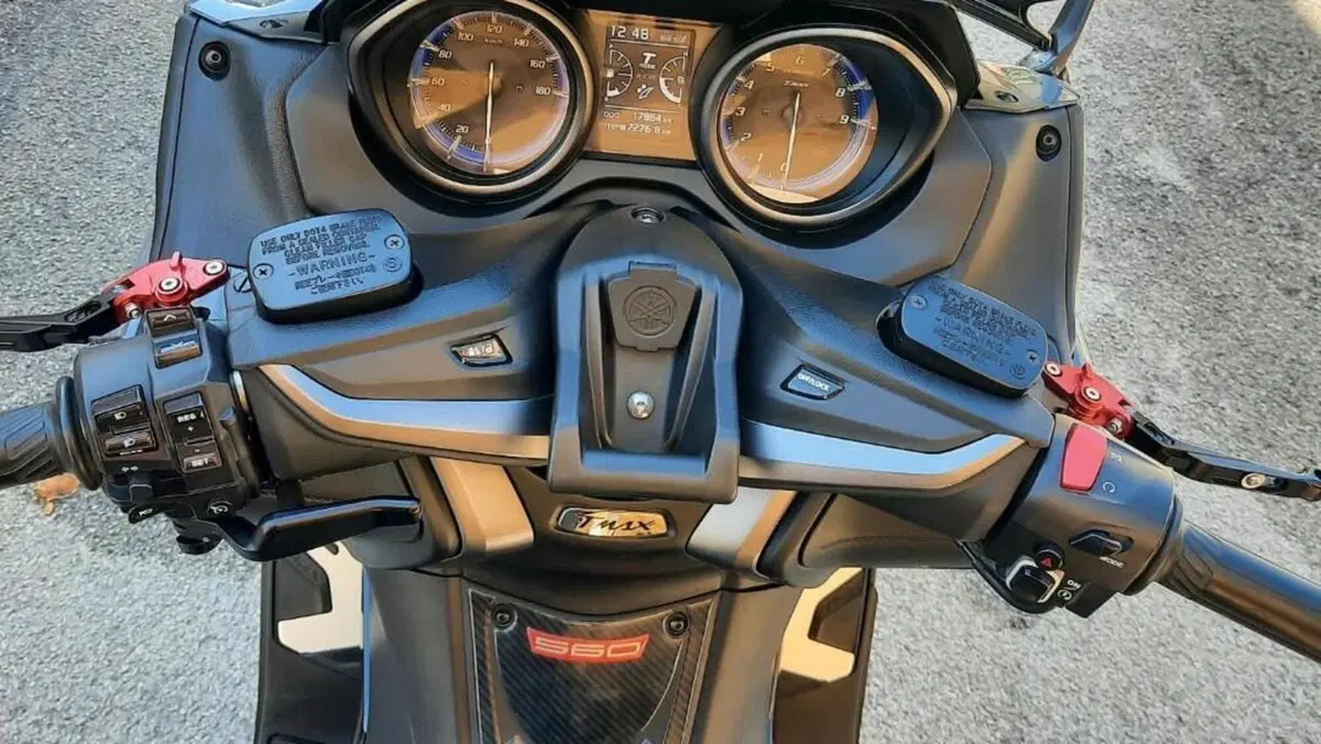 Yamaha T-Max 560 Tech Max (2021)  (8)