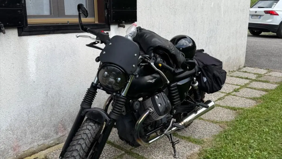 Moto Guzzi V7 Stone (2012 - 15)  (2)