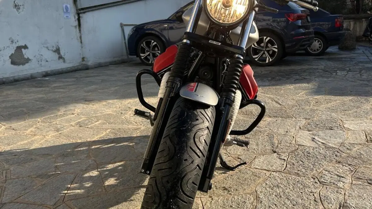 Moto Guzzi V9 Bobber (2016 - 18)  (3)