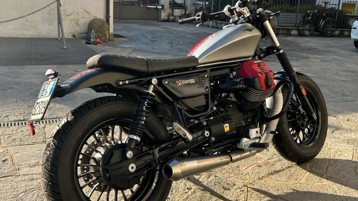 Moto Guzzi V9 Bobber (2016 - 18)  (4)