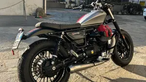 Moto Guzzi V9 Bobber (2016 - 18)  (4)