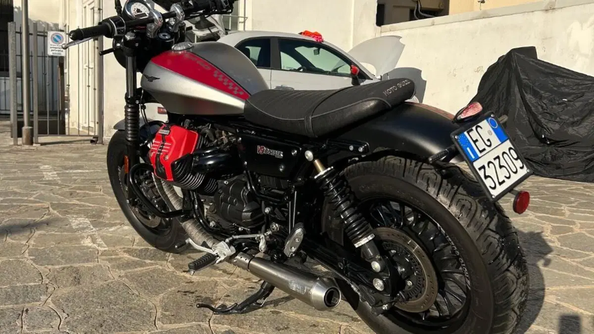 Moto Guzzi V9 Bobber (2016 - 18)  (5)