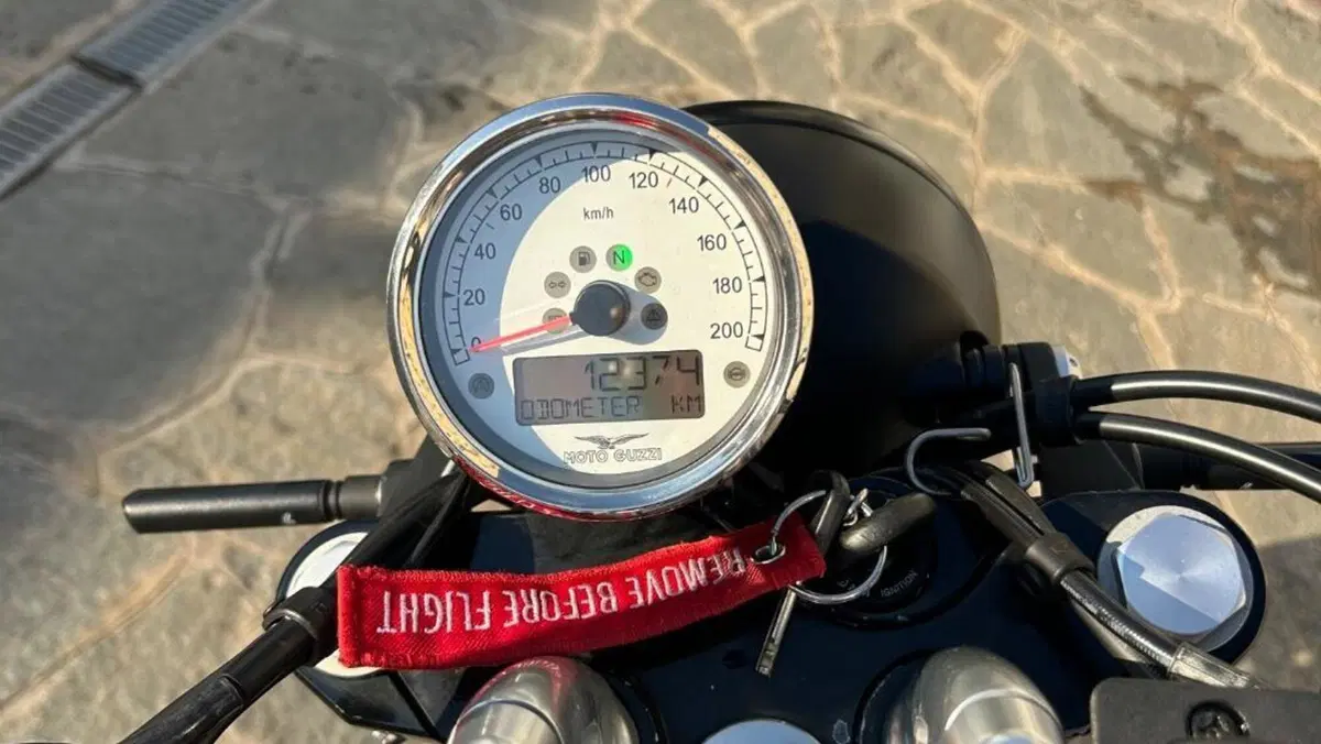 Moto Guzzi V9 Bobber (2016 - 18)  (7)