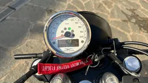 Moto Guzzi V9 Bobber (2016 - 18)  (7)