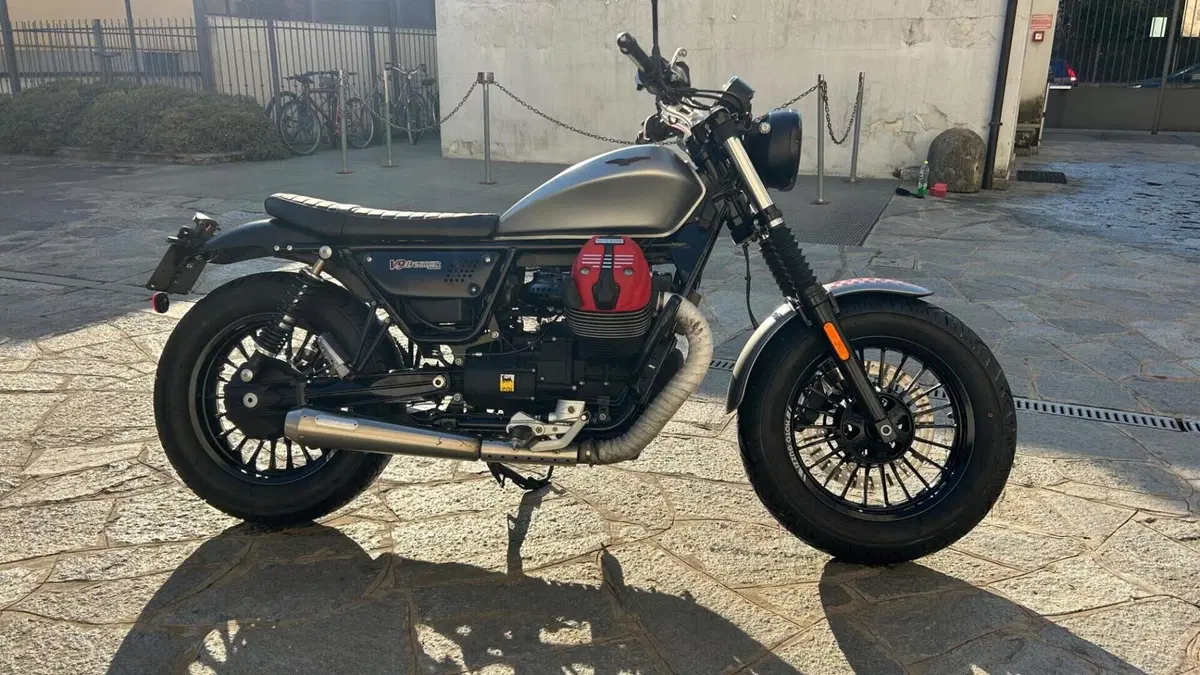 Moto Guzzi V9 Bobber (2016 - 18)  (8)