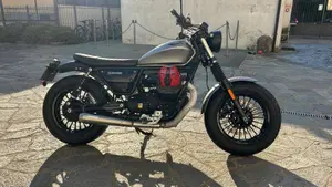 Moto Guzzi V9 Bobber (2016 - 18)  (8)