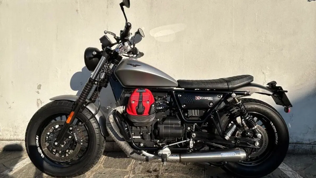 Moto Guzzi V9 Bobber (2016 - 18)  (9)