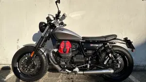 Moto Guzzi V9 Bobber (2016 - 18)  (9)