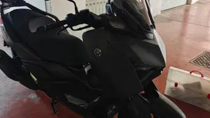 Yamaha X-Max 300 (2025 - 26)  (3)