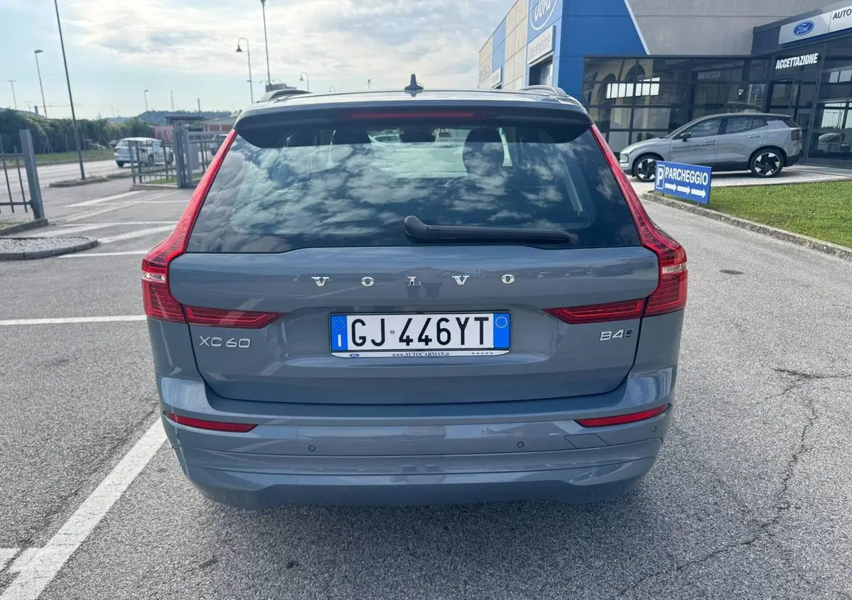 Volvo XC60 B4 (d) AWD Geartronic Momentum (5)
