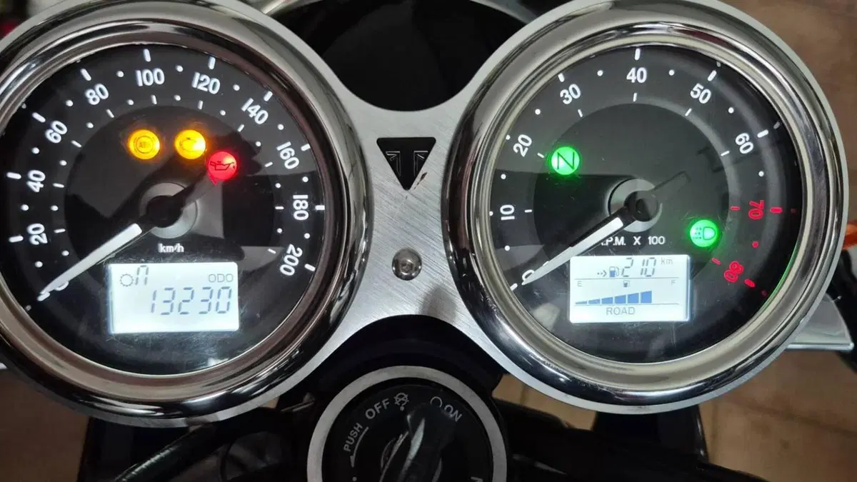 Triumph Bonneville T120 (2016 - 20)  (3)