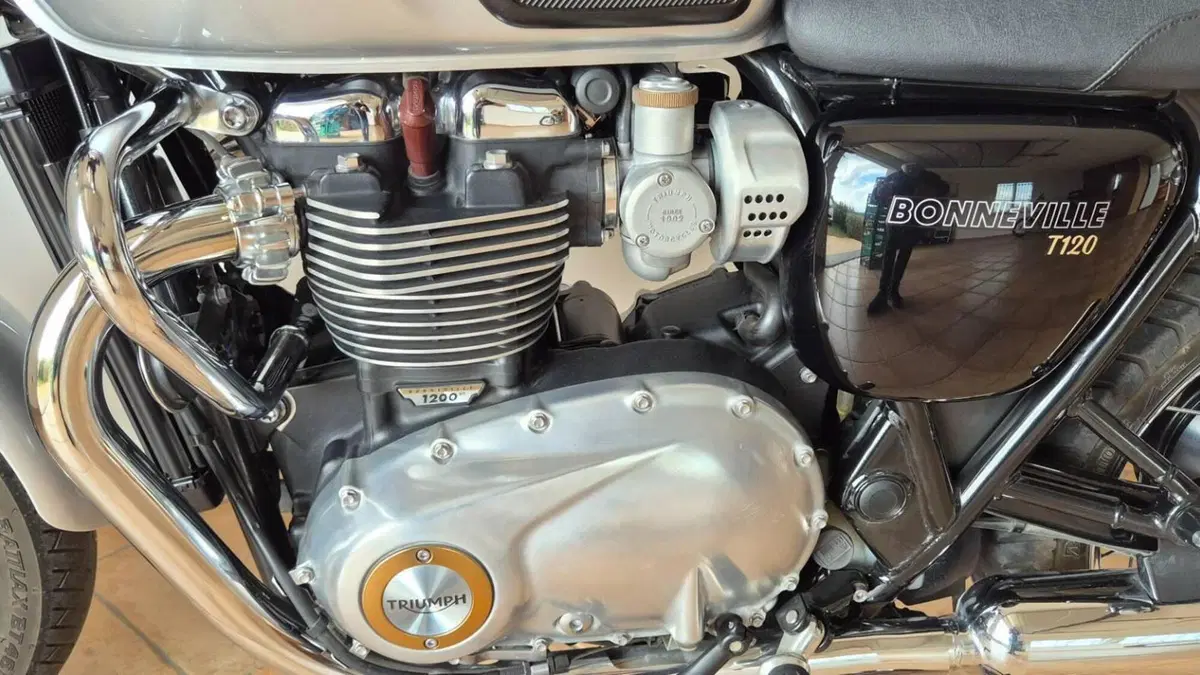 Triumph Bonneville T120 (2016 - 20)  (8)