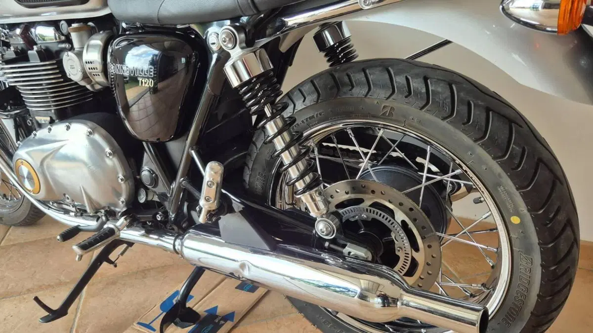 Triumph Bonneville T120 (2016 - 20)  (9)