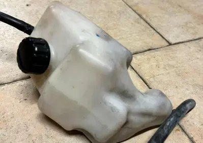 Vaschetta liquido radiatore Kawasaki Z800 2012/201 - Annuncio 10129349