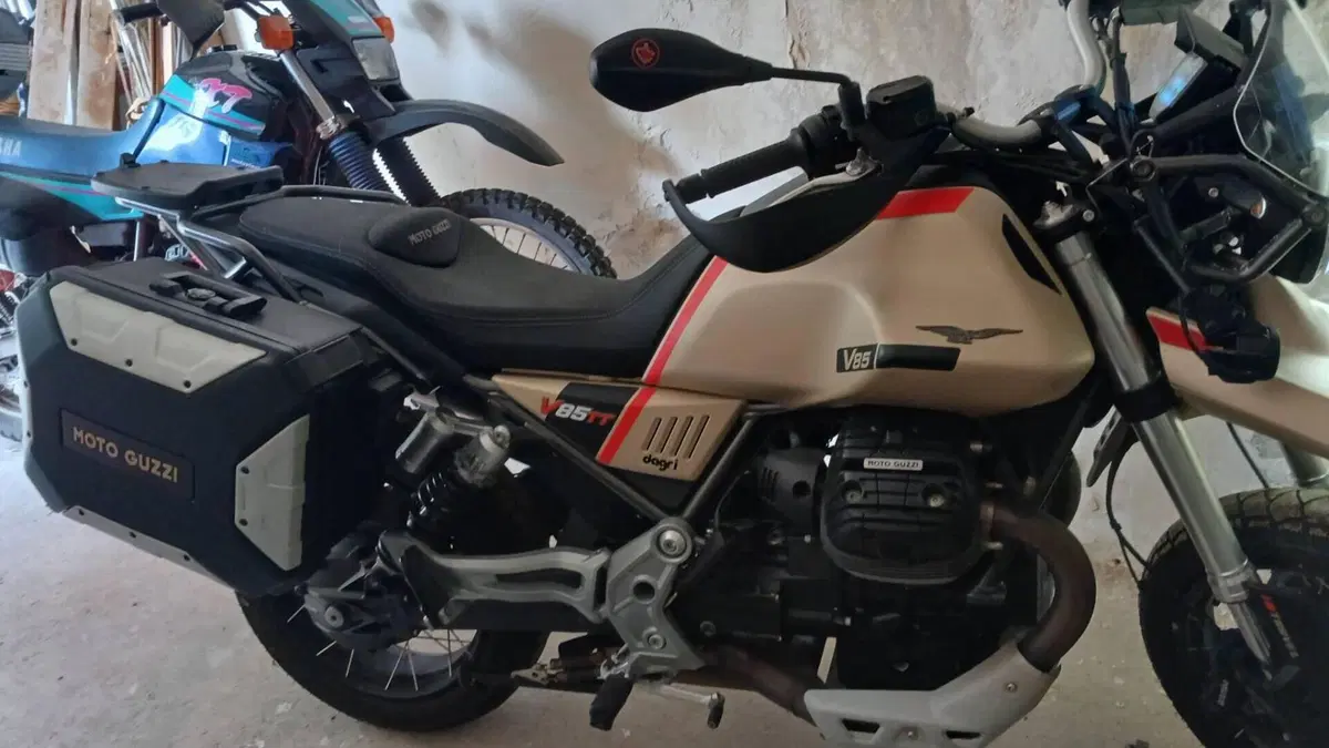 Moto Guzzi V85 TT Travel (2020) 