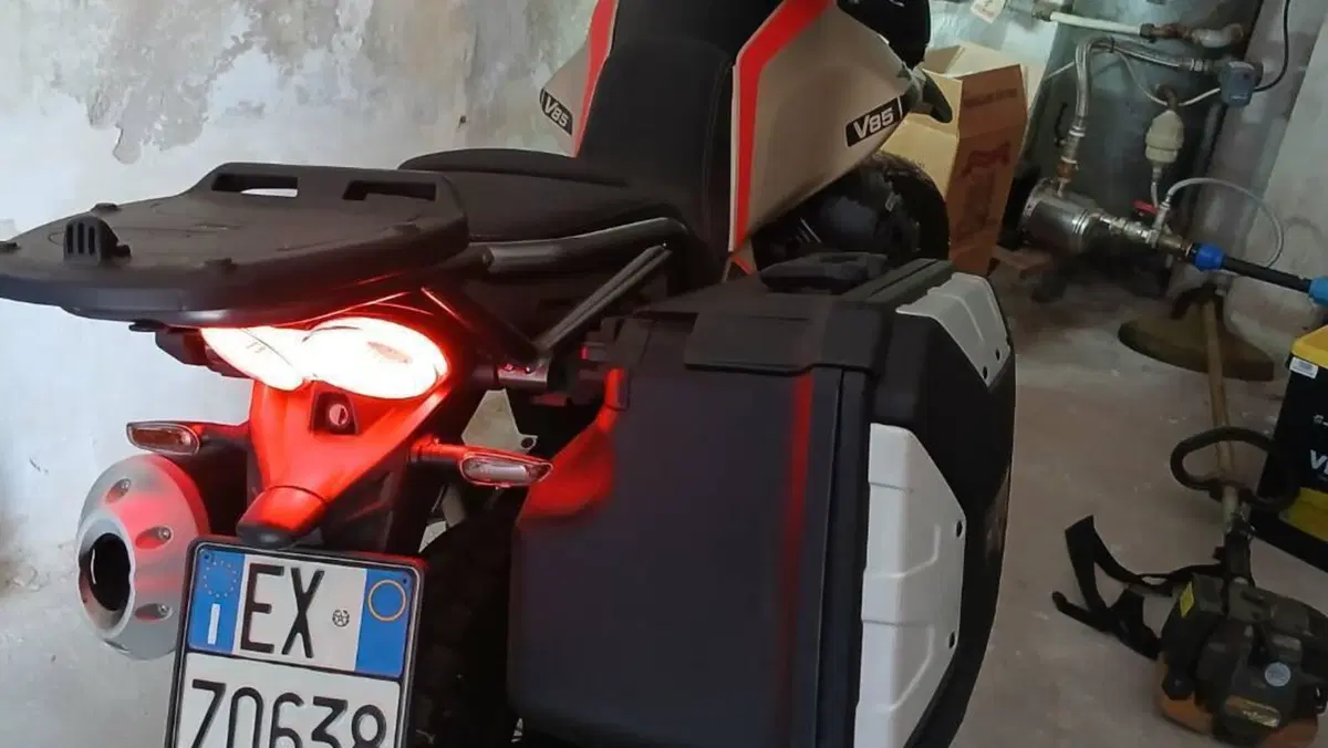 Moto Guzzi V85 TT Travel (2020)  (2)