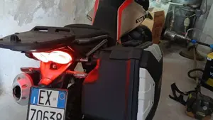 Moto Guzzi V85 TT Travel (2020)  (2)