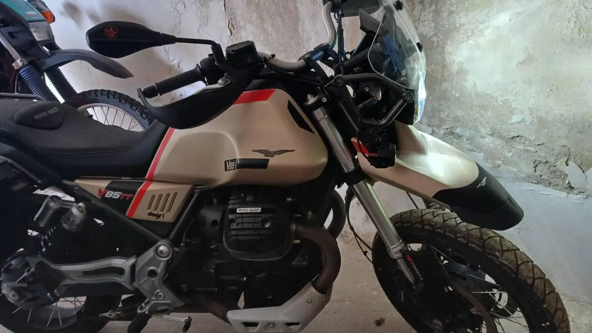 Moto Guzzi V85 TT Travel (2020)  (4)