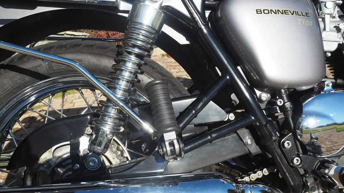 Triumph Bonneville T100 (2008 - 16)  (2)