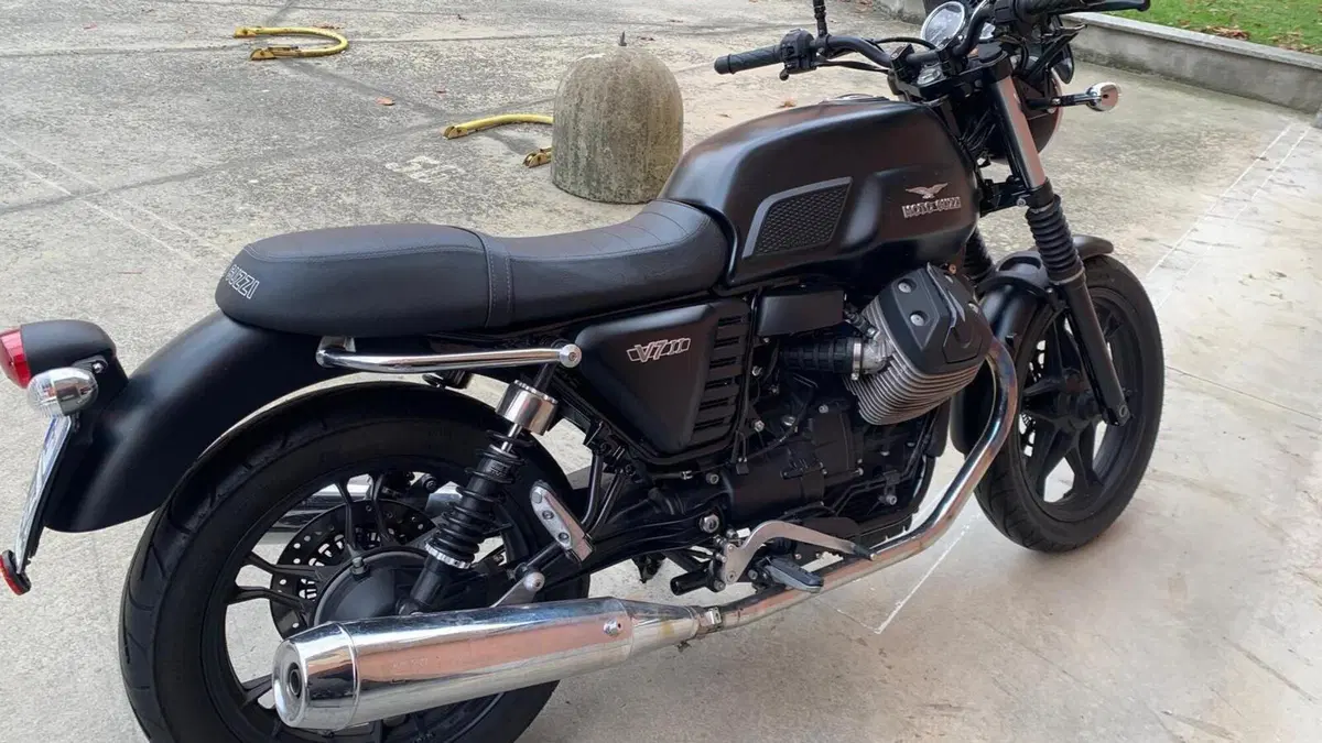Moto Guzzi V7 II Stone (2015 - 17) 
