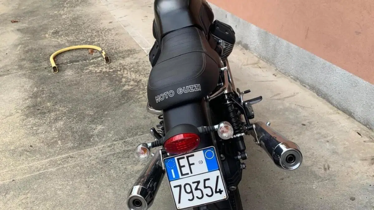 Moto Guzzi V7 II Stone (2015 - 17)  (2)