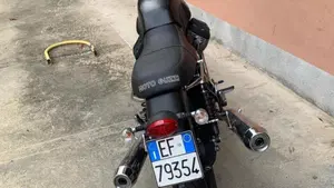 Moto Guzzi V7 II Stone (2015 - 17)  (2)