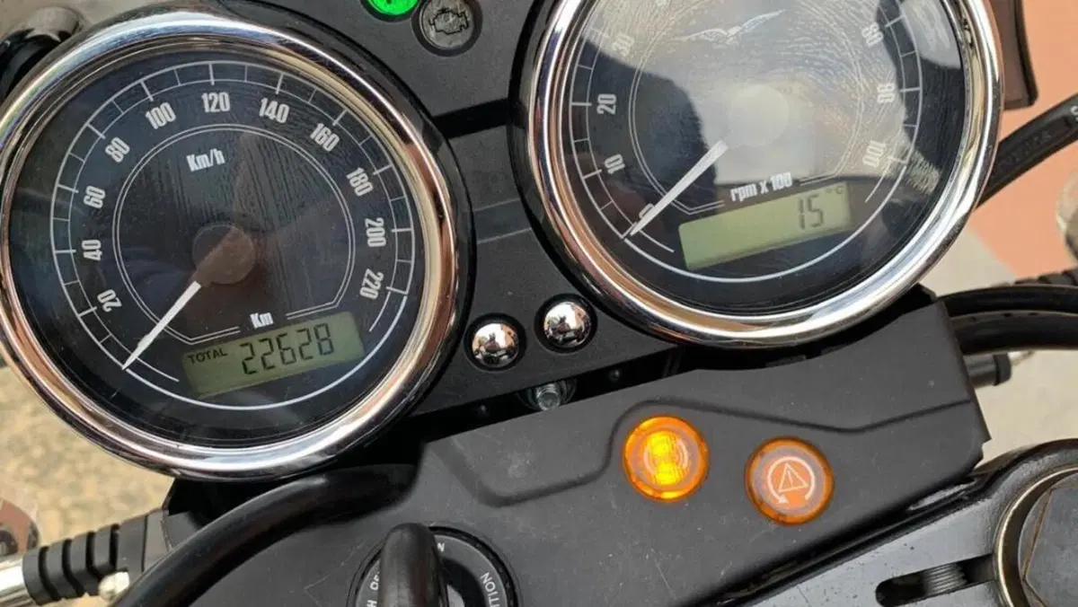 Moto Guzzi V7 II Stone (2015 - 17)  (5)