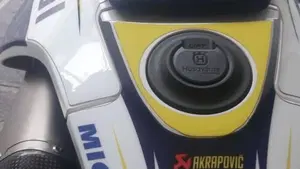 Husqvarna 701 Supermoto (2017 - 19)  (7)