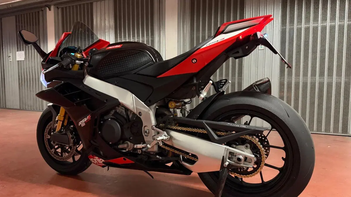 Aprilia RSV4 1100 Factory SE-09 SBK (2024)  (3)