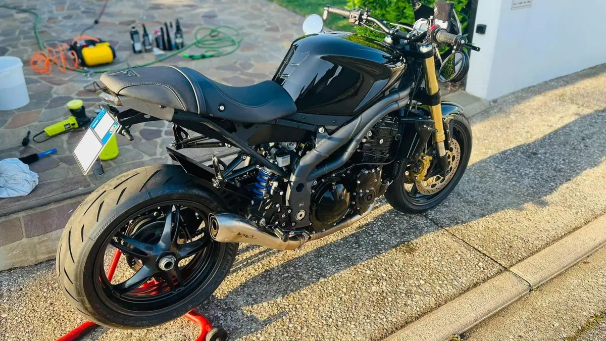 Triumph Speed Triple 1050 (2005 - 11)  (4)