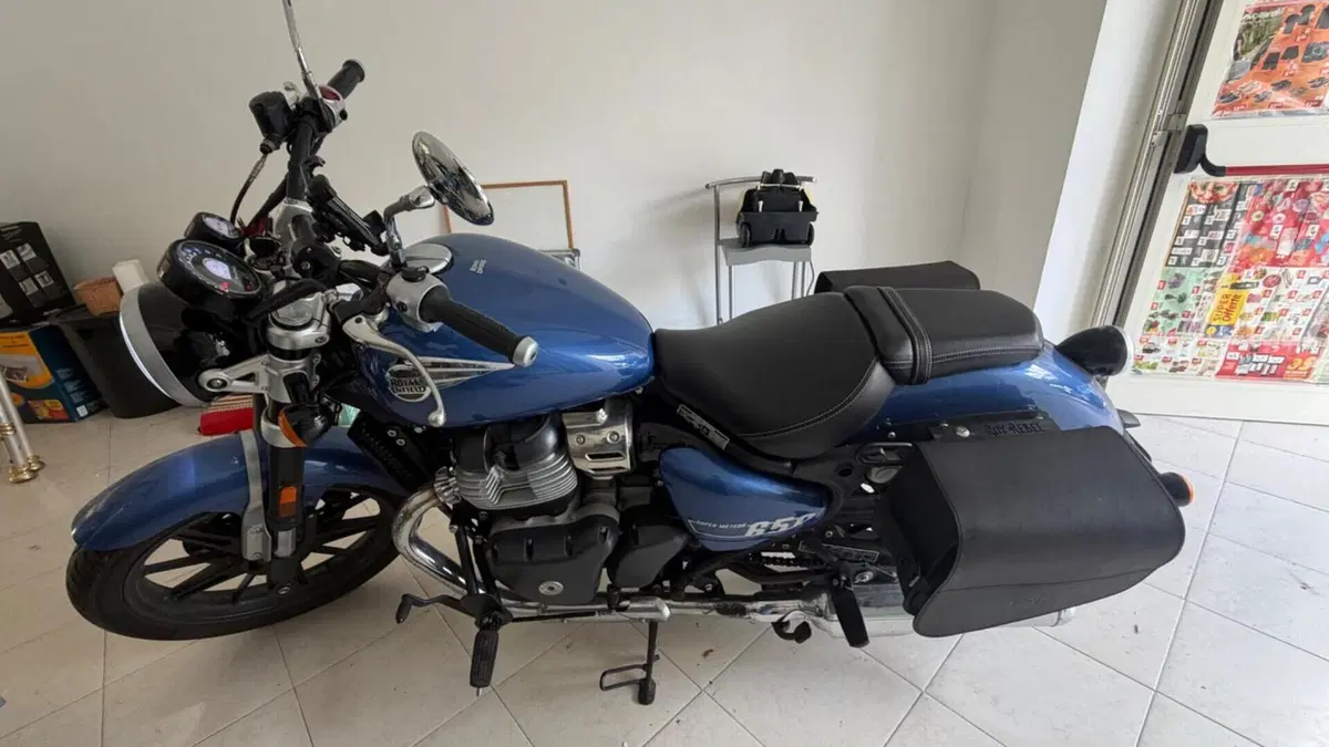 Royal Enfield Super Meteor 650 (2023 - 26)  (6)