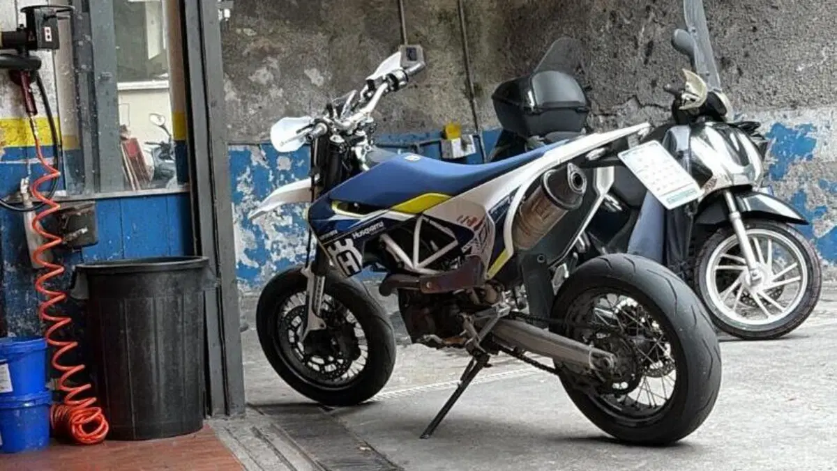 Husqvarna 701 Supermoto (2017 - 19)  (2)
