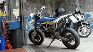 Husqvarna 701 Supermoto (2017 - 19)  (2)