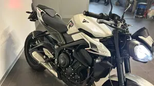 Triumph Street Triple 765 R (2023 - 26)  (9)