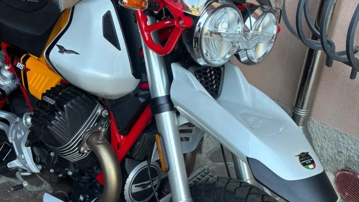 Moto Guzzi V85 TT Evocative Graphics (2021 - 23)  (2)