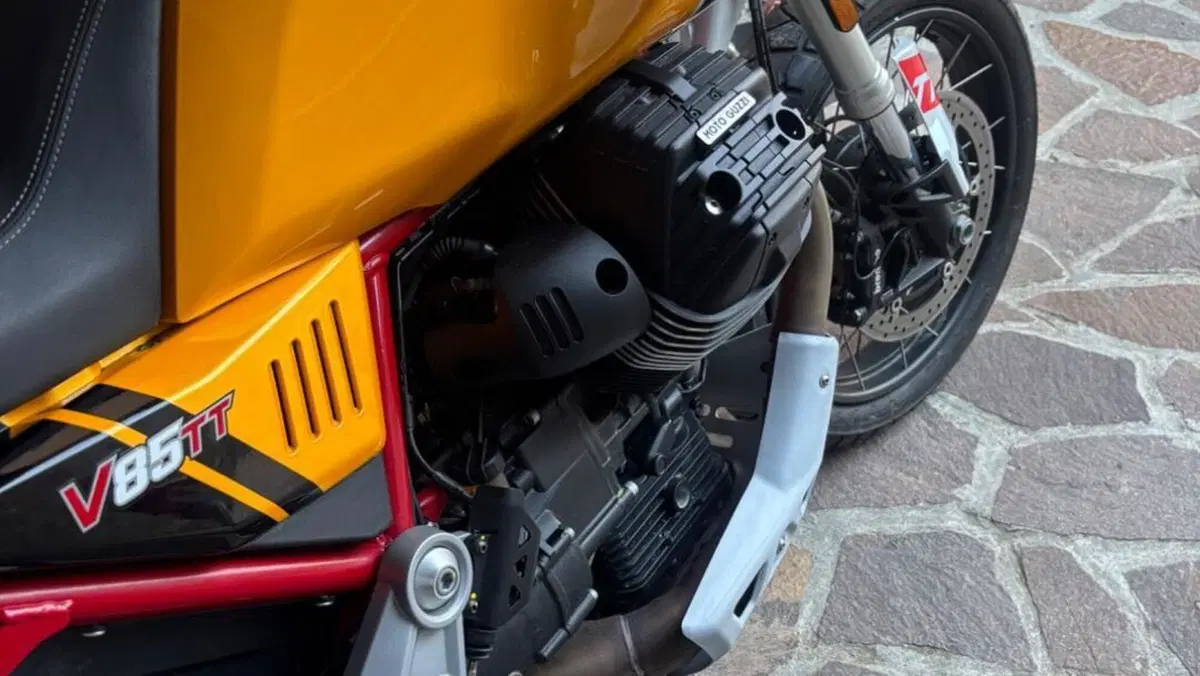 Moto Guzzi V85 TT Evocative Graphics (2021 - 23)  (3)