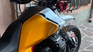 Moto Guzzi V85 TT Evocative Graphics (2021 - 23)  (4)