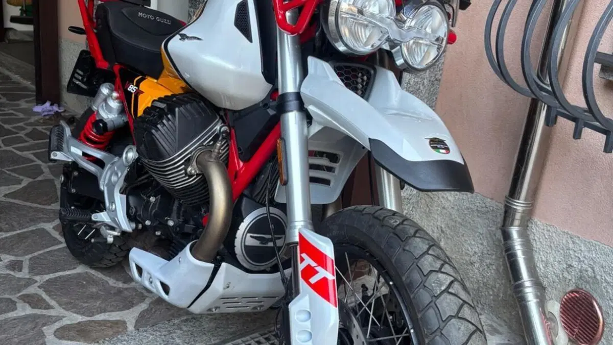 Moto Guzzi V85 TT Evocative Graphics (2021 - 23)  (6)
