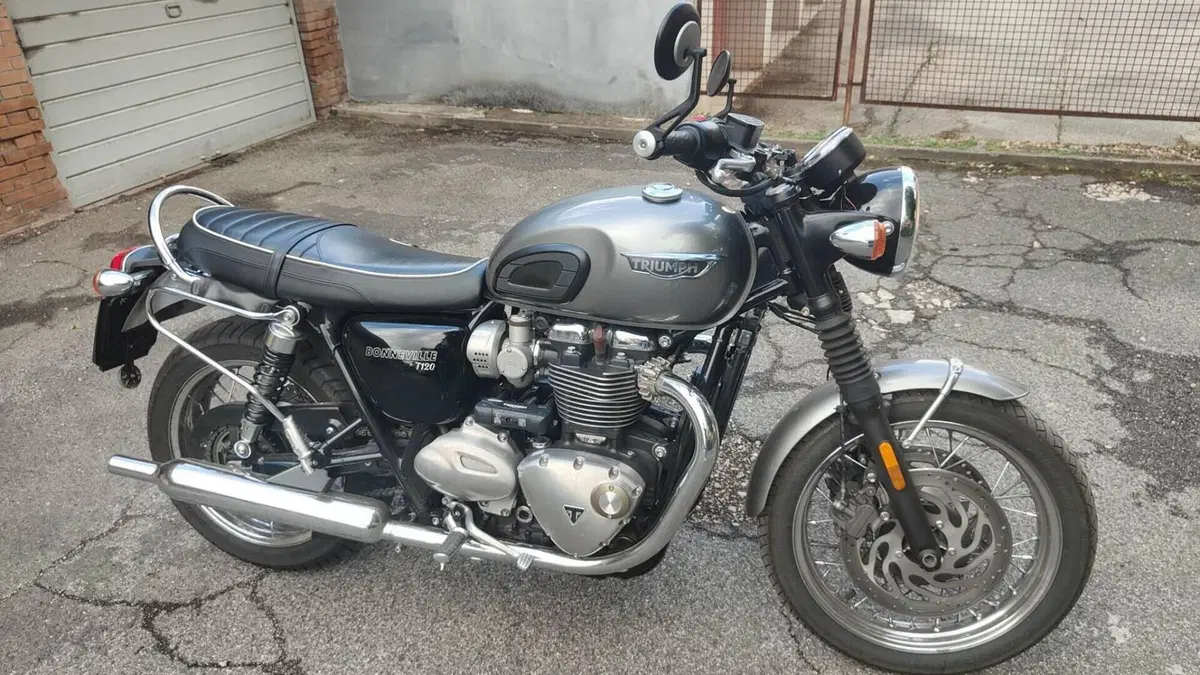 Triumph Bonneville T120 (2021 - 25)  (3)