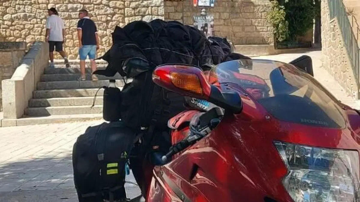 Honda CBR 1100 XX Superblackbird (1999 - 00)  (4)