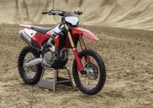 Ducati Desmo450 MX e 450 MX Factory 2027: svelato il prezzo e le caratteristiche tecniche [VIDEO E GALLERY]