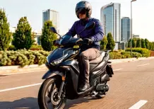 LTS 125S, il nuovo ruote alte QJ Motor che sfida il traffico (e i prezzi) in città