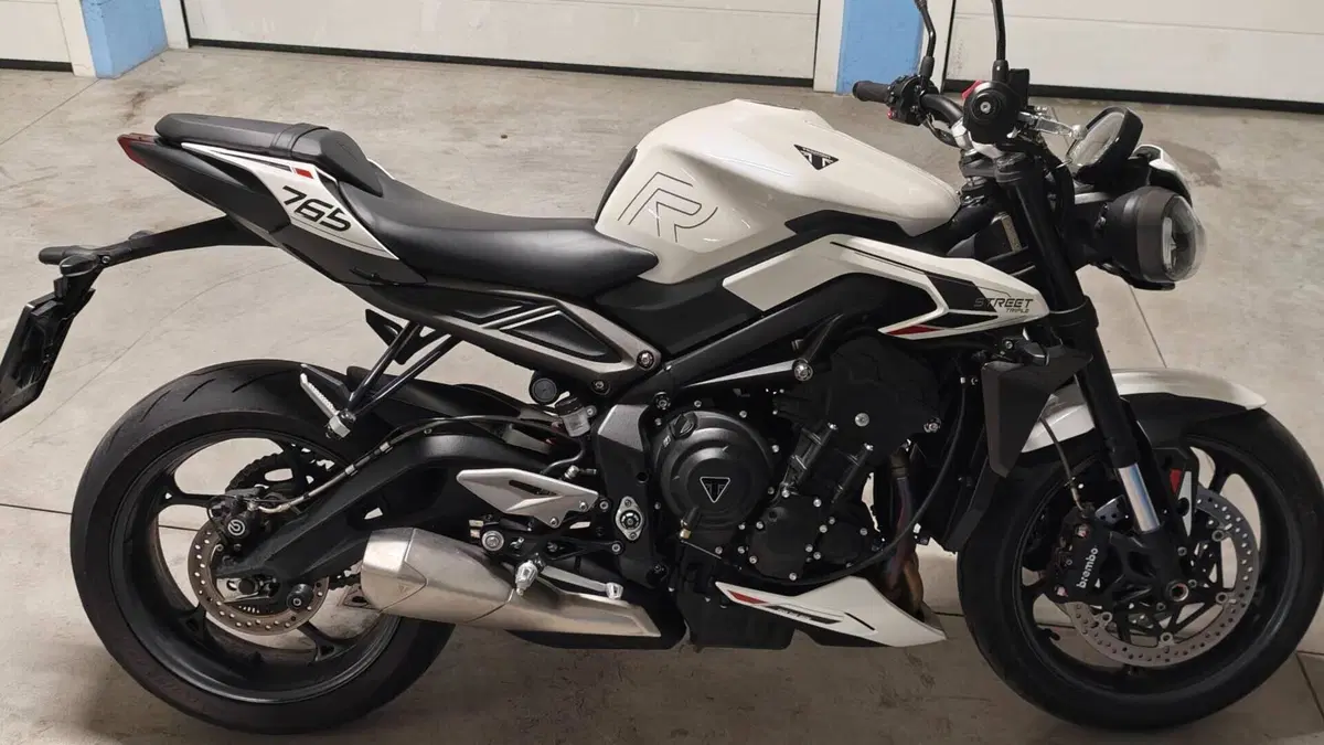 Triumph Street Triple 765 R (2023 - 26)  (2)