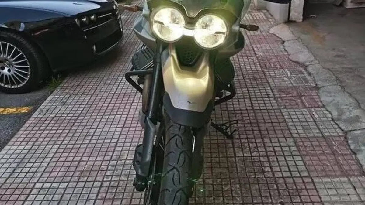 Moto Guzzi V85 TT Travel (2024 - 26)  (2)