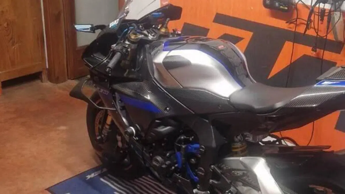 Yamaha YZF R1M (2020 - 25)  (3)