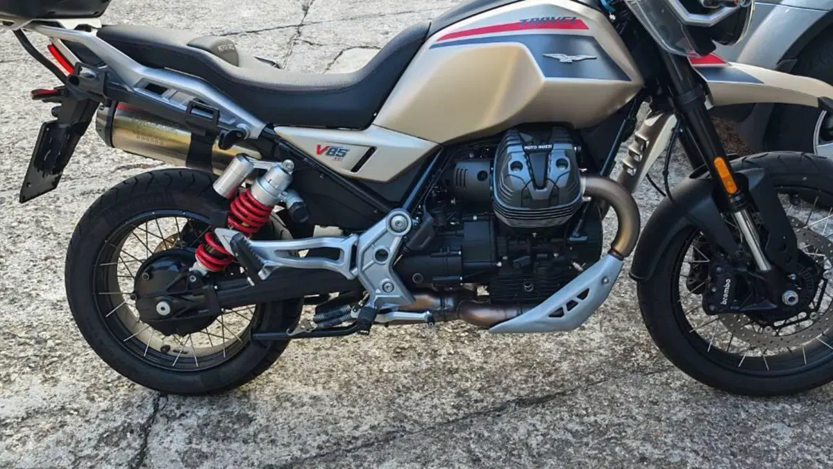 Moto Guzzi V85 TT Travel (2024 - 26)  (2)