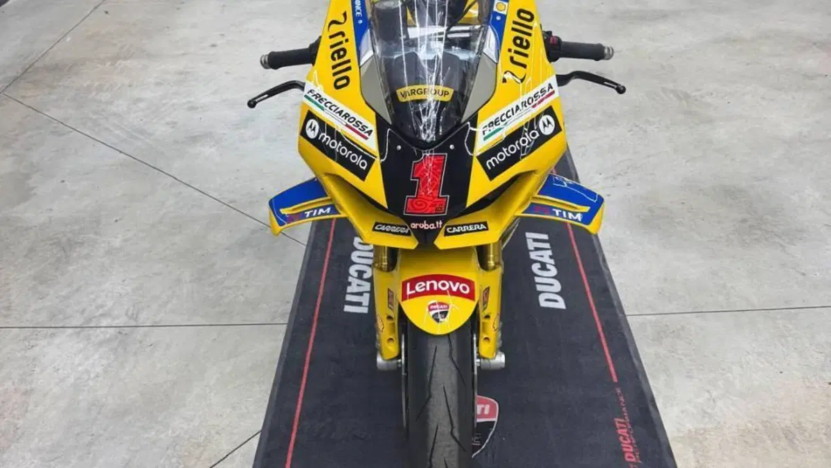 Ducati Panigale V4 Bagnaia 2023 World Champion Replica (2024)  (3)